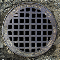 DUMP NO WASTE<br>DRAINS TO WATERWAYS